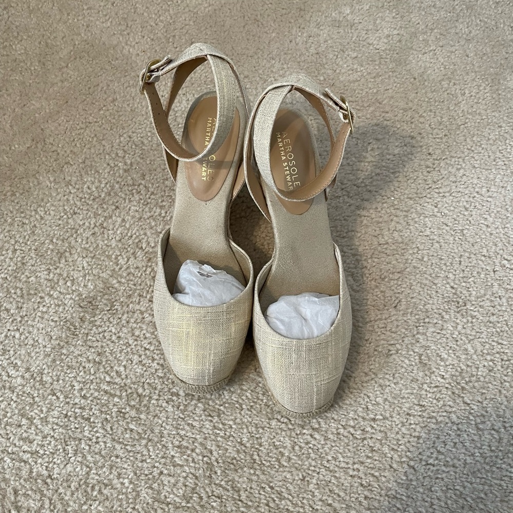 Like new, Aerosoles Natural fabric crisscross sandals. Super cute!